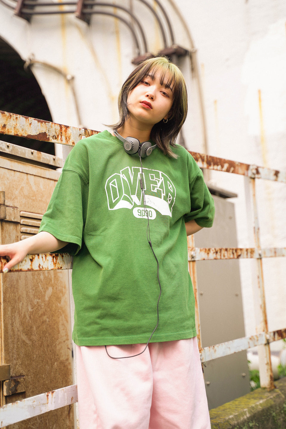 9090 × over print Pigment Tee